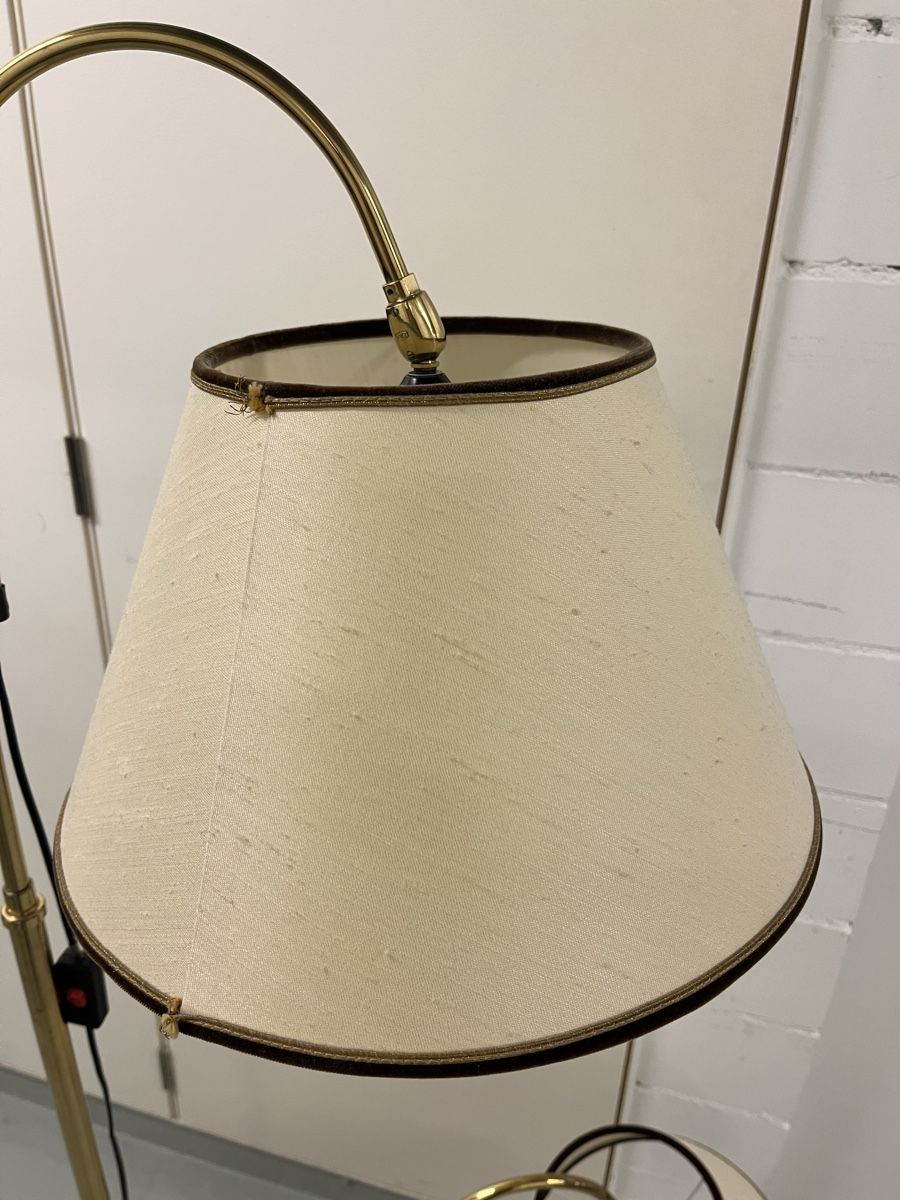 Lampes: Zwei Stehlampen Messingoptik mit Schirm gebraucht – D'occasion à Rüti ZH par Walti0 1