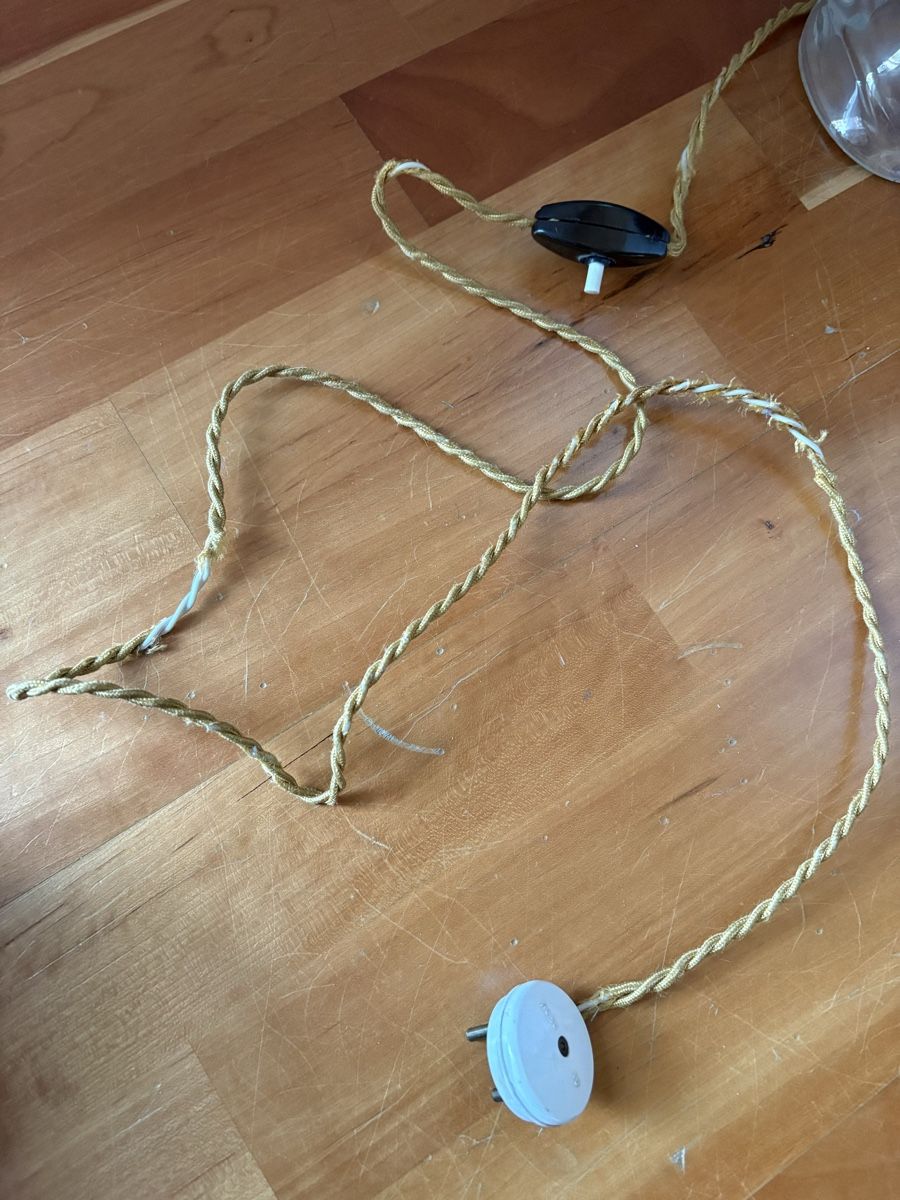 Lampade: antike Tischlampe mit Glasfuss – Usato da Rümlang venduto da resale35 4