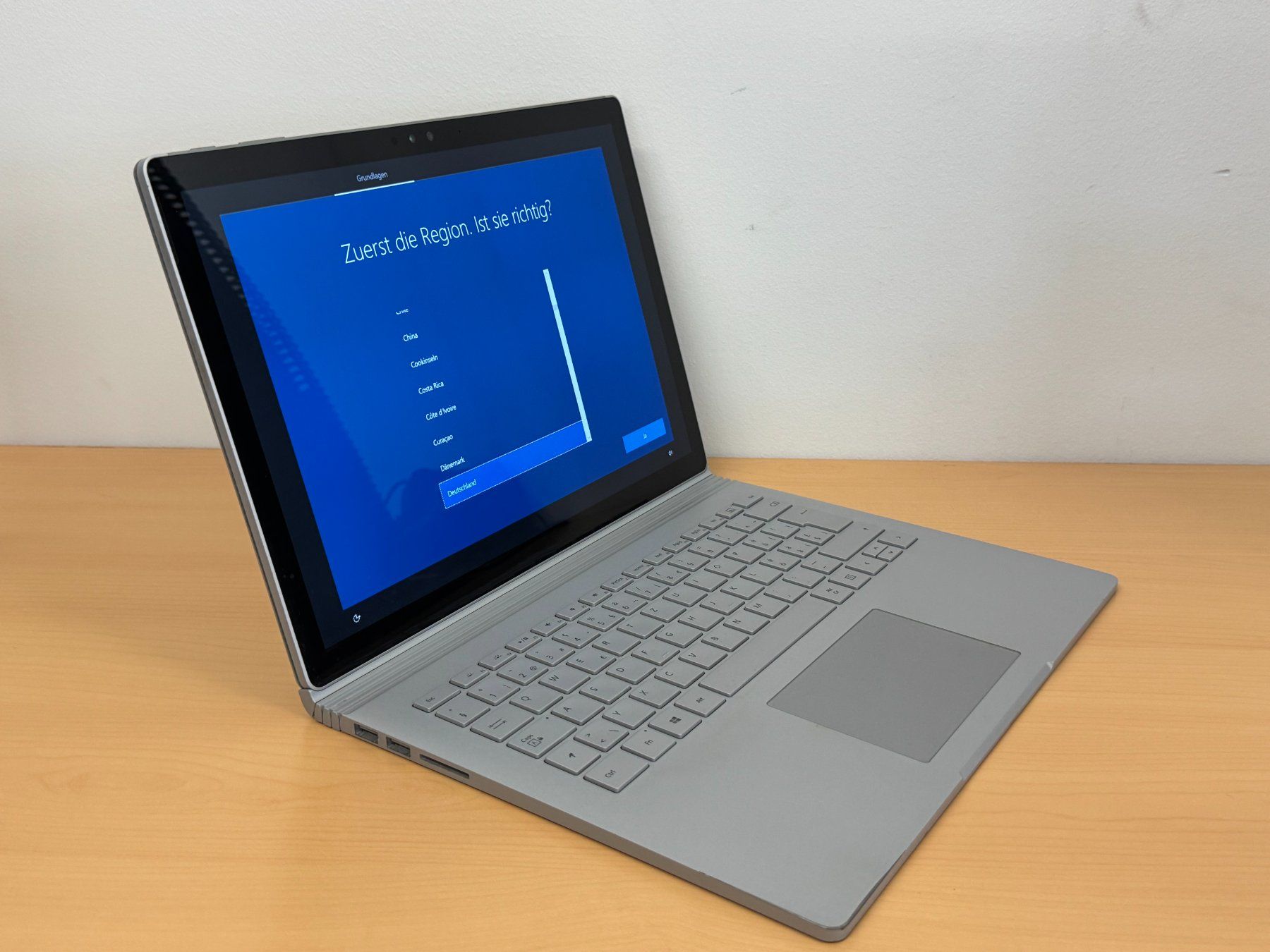 Microsoft Notebook: Microsoft Surface Book i7-6600U 256GB 8GB mit Windows 10 – Usato da Ebmatingen venduto da Revivetrade 2