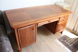 Antiker Schreibtisch aus Nussbaum