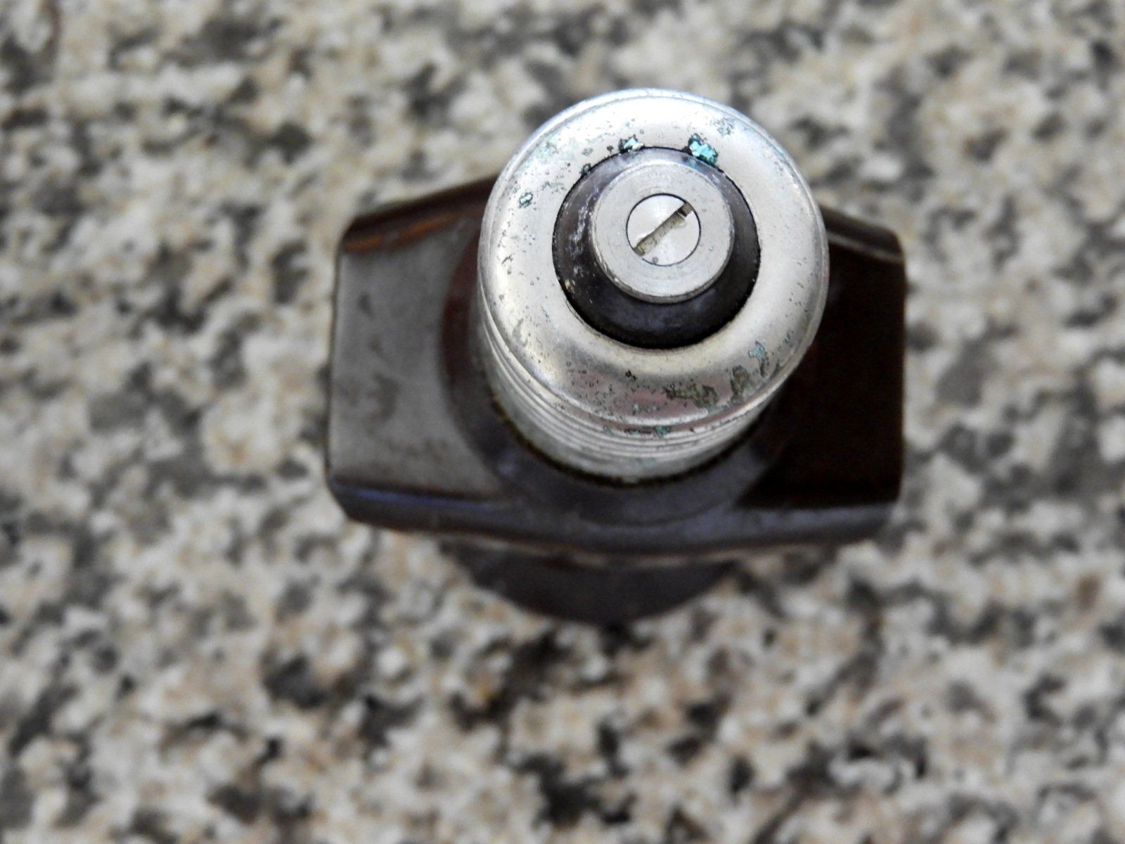 Stecker: URALTE VERMUTLICH BAKKELIT ELEKTRISCHE STECKER  2 STUCK – Gebraucht aus Ettingen von troll-mutter 9