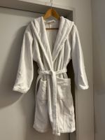 Weisser, weicher und eleganter Bademantel mit Kapuze