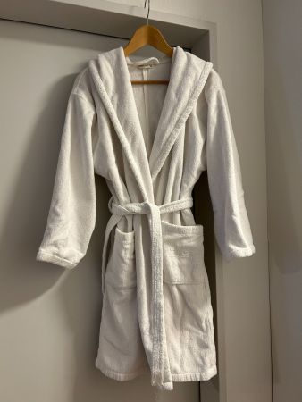 Weisser, weicher und eleganter Bademantel mit Kapuze
