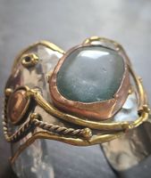 Bracelet manchette unique en metal et pierre naturelle