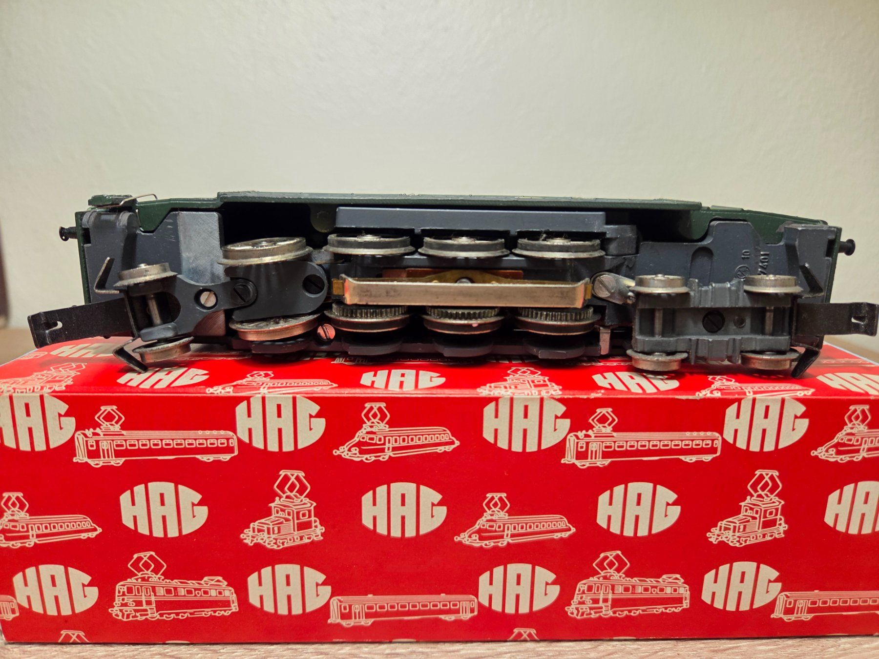 Hag Modellini di ferrovie: Hag 140 E-Lok Ae 4/7 SBB H0 (1) – Usato da St-Aubin-Sauges venduto da Lo_Go 5