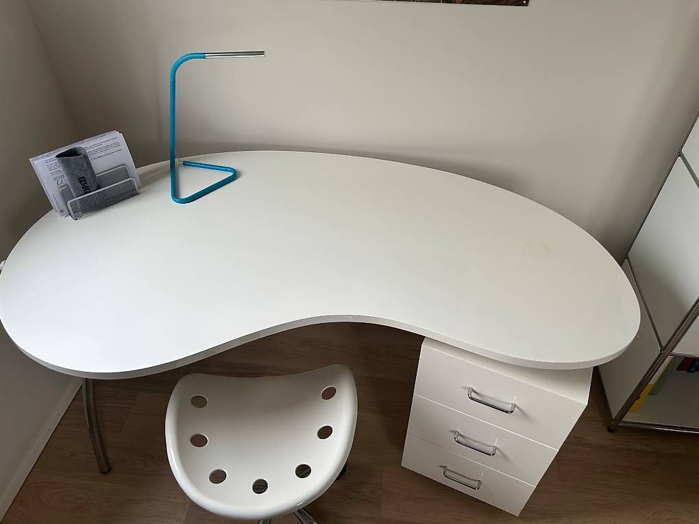 Schreibtische: Bureau design blanc + tabouret  bon état – Gebraucht aus Epalinges von RChristina 2