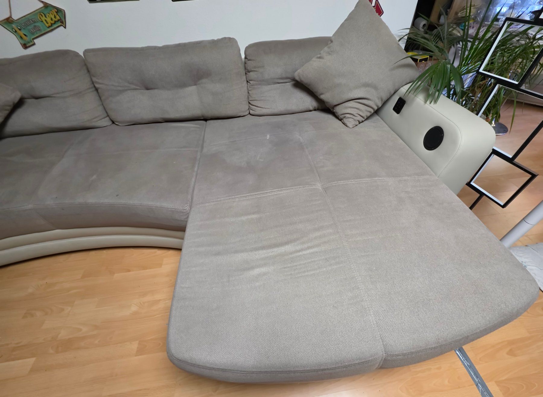 Sofas: Moderne Eckcouch mit Bluetooth, Lautsprechern & LED-Licht – Gebraucht aus Uster von Swisss2020 2