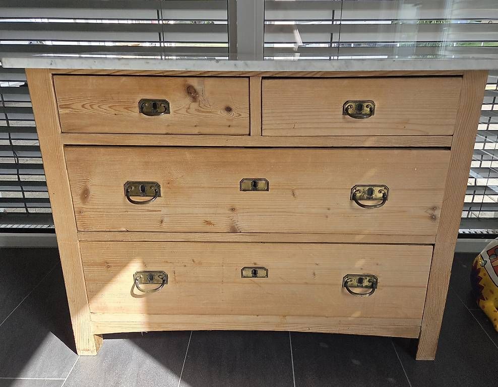 Commodes: Holzkommode mit Marmorplatte – D'occasion à Diepoldsau par deeleux