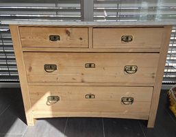 Holzkommode mit Marmorplatte