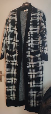 Schwarzer Cardigan, Gr. -L, kariert, lang, neuwertig!