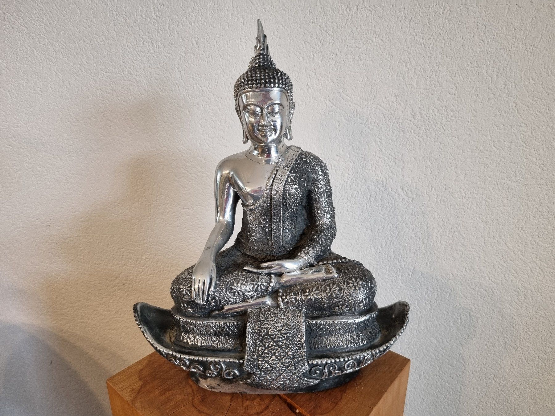 Sculture & Statue: Silberfarbene Buddha-Figur, Meditation sitzend – Nuovo (secondo la descrizione) da Liestal venduto da Spider_124