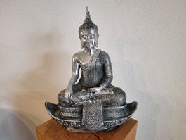 Silberfarbene Buddha-Figur, Meditation sitzend