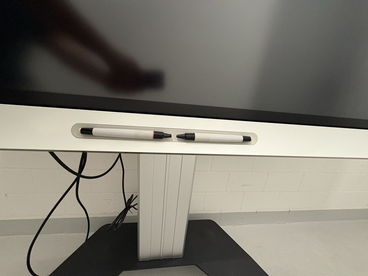 Ecrans: Interaktives Display Sharp mit elektrisch Ständer für Höhe. – D'occasion à Elgg par Ermir17 1