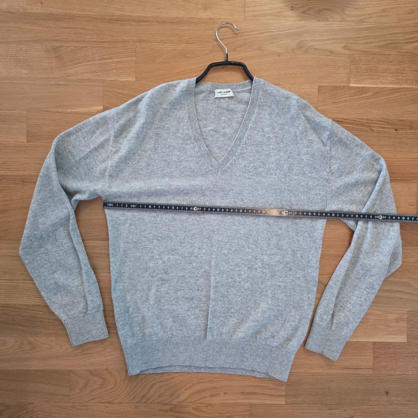 Saint Laurent Maglioni & Felpe: SAINT LAURENT Paris V-Neck Pullover Grau Melange – Nuovo (secondo la descrizione) da Zollikon venduto da Galaxycana