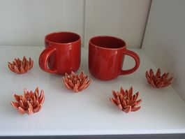 2 Tassen und Tischdeko, alles aus Keramik - NEU