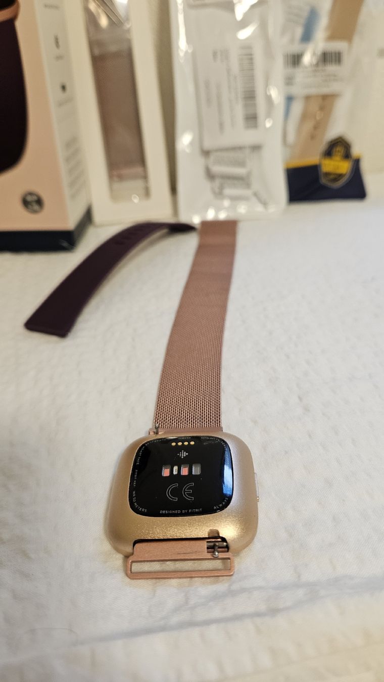 Fitbit Smartwatch: Fitbit Versa 2 Smartwatch mit Zubehör – D'occasion à Schaan par car_wrv2 3