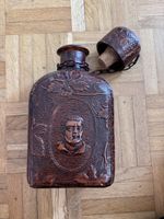 Feldflasche mit Portrait und Weinreben Verzierung Leder