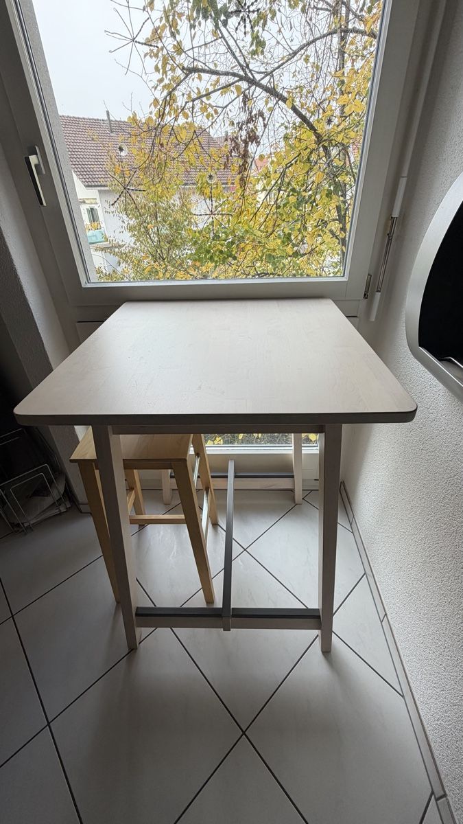 Ikea Ensemble table et chaises: Bar Tisch mit einem Barhocker  – D'occasion à lyss par habi1971 1