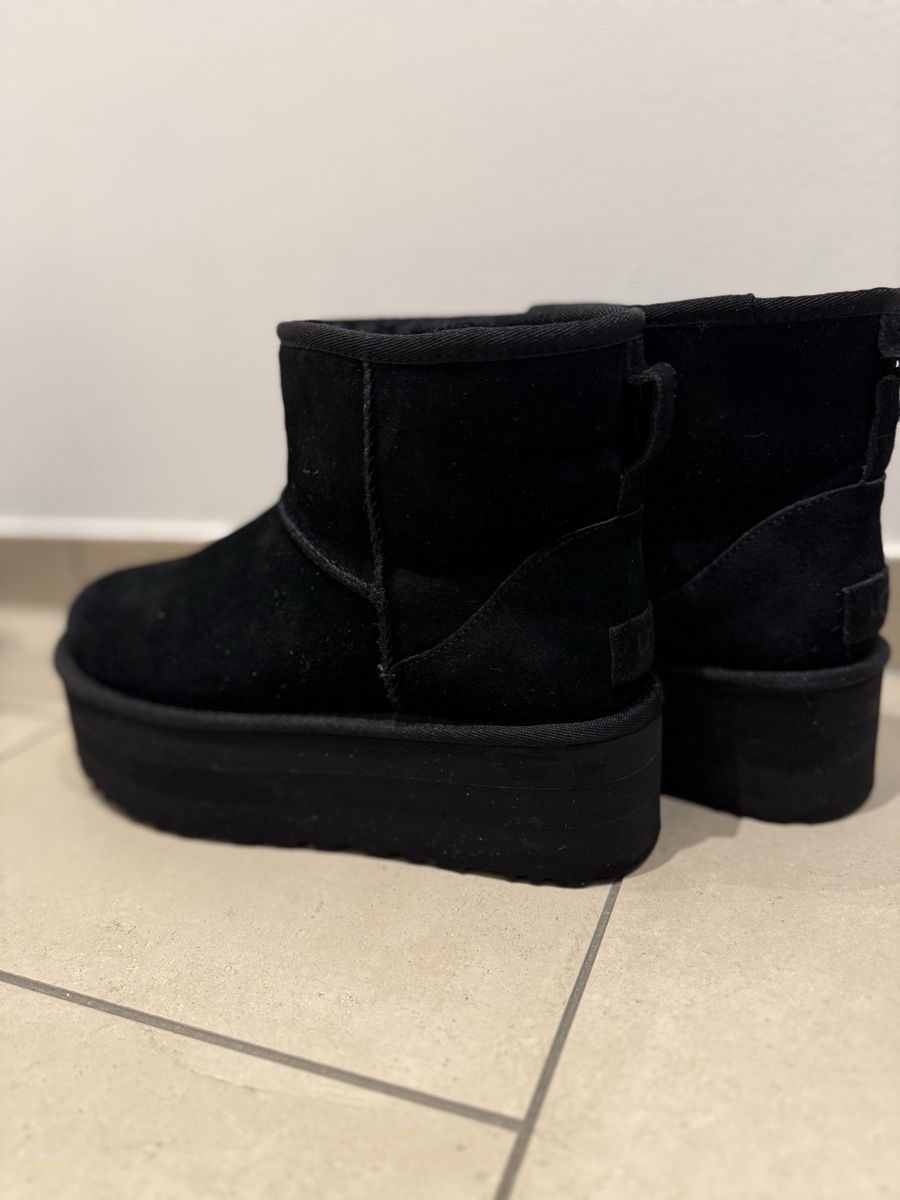 Ugg Scarpe da donna: Schwarze UGG Boots Platform, Grösse 38 - Neuwertig! – Nuovo (secondo la descrizione) da Fürigen venduto da nela_fi93