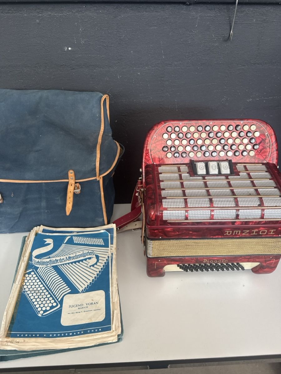 Musikinstrumente: Hohner Piccolo Akkordeon rot gebraucht – Gebraucht aus Näfels von Meelis 3