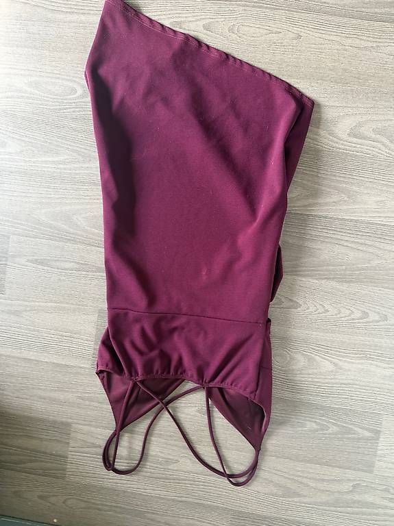 Vestiti: Robe asymétrique bordeaux avec boucle dorée – Nuovo e nell'imballaggio originale da Plan-les-ouates venduto da Jordane.S 4