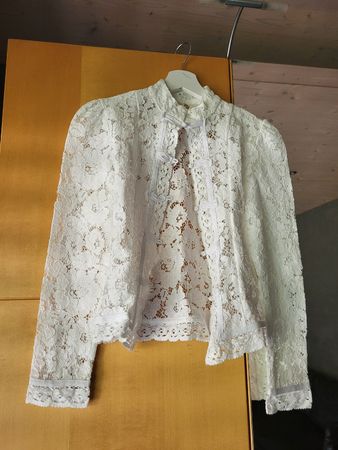Veste boléro dentelle blanche brandebourgs 