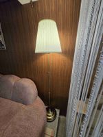 Elegante Stehlampe im Retro-Look - Gemütliches Licht