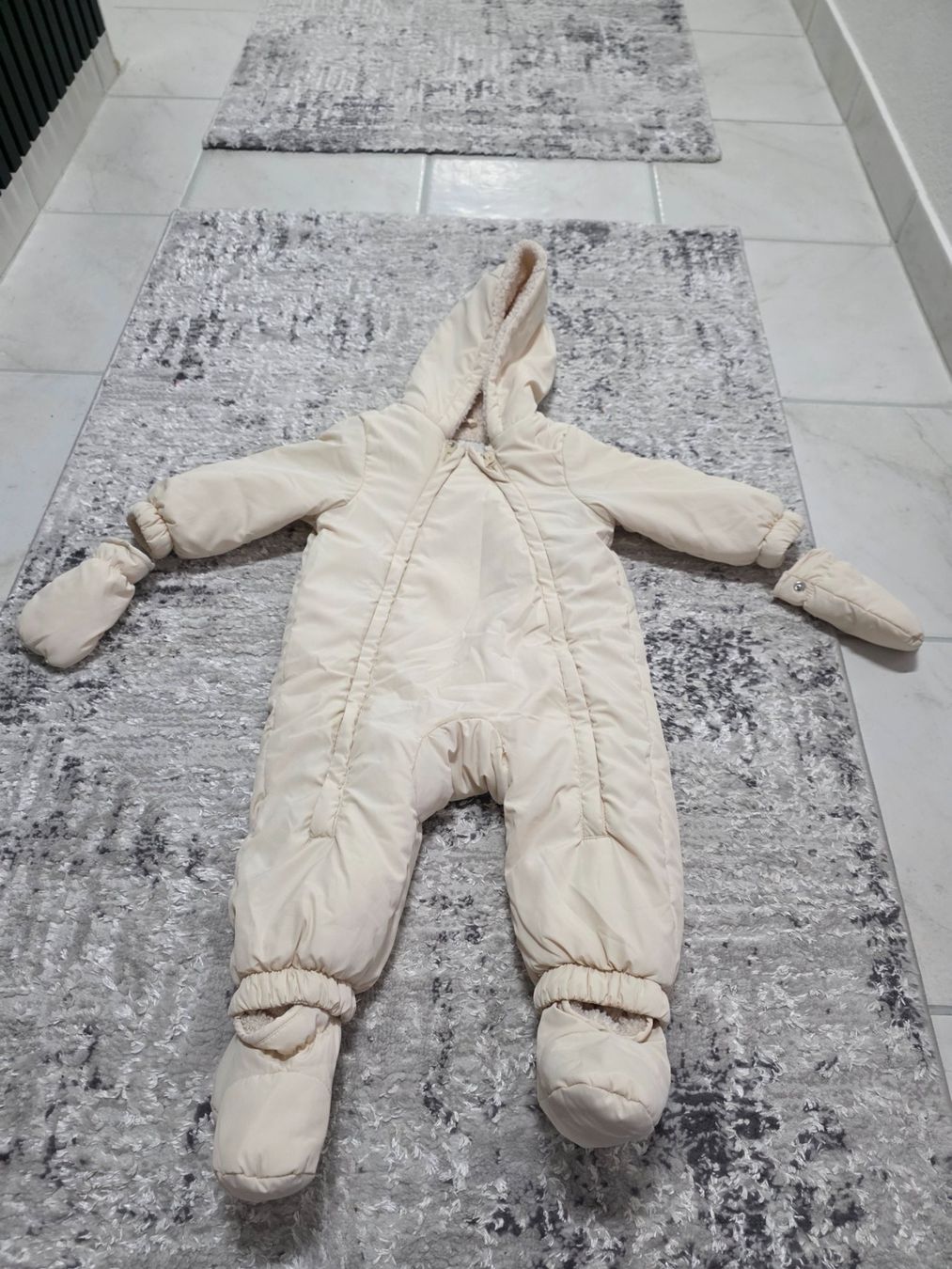 Kleiderpakete & -sets: Schneeanzug Zara 9-12 Monate – Gebraucht aus Scherzingen von Benjanil