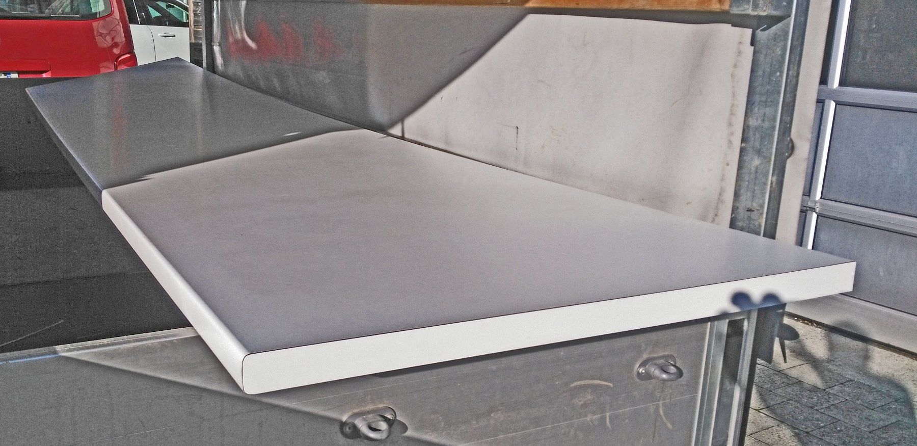 Piatti di portata: Tischplatte, Spanplatte weiss 38 mm, 268 x 76.5 cm – Usato da Gebenstorf venduto da -AMB-