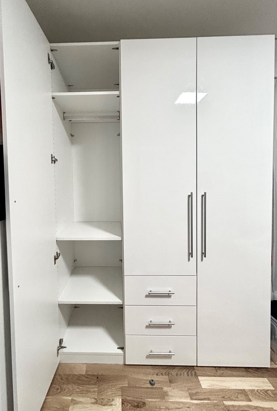 Schränke: Weisser Hochglanz‑Kleiderschrank – Neu (gemäss Beschreibung) aus Wallisellen von inf_m89s 2