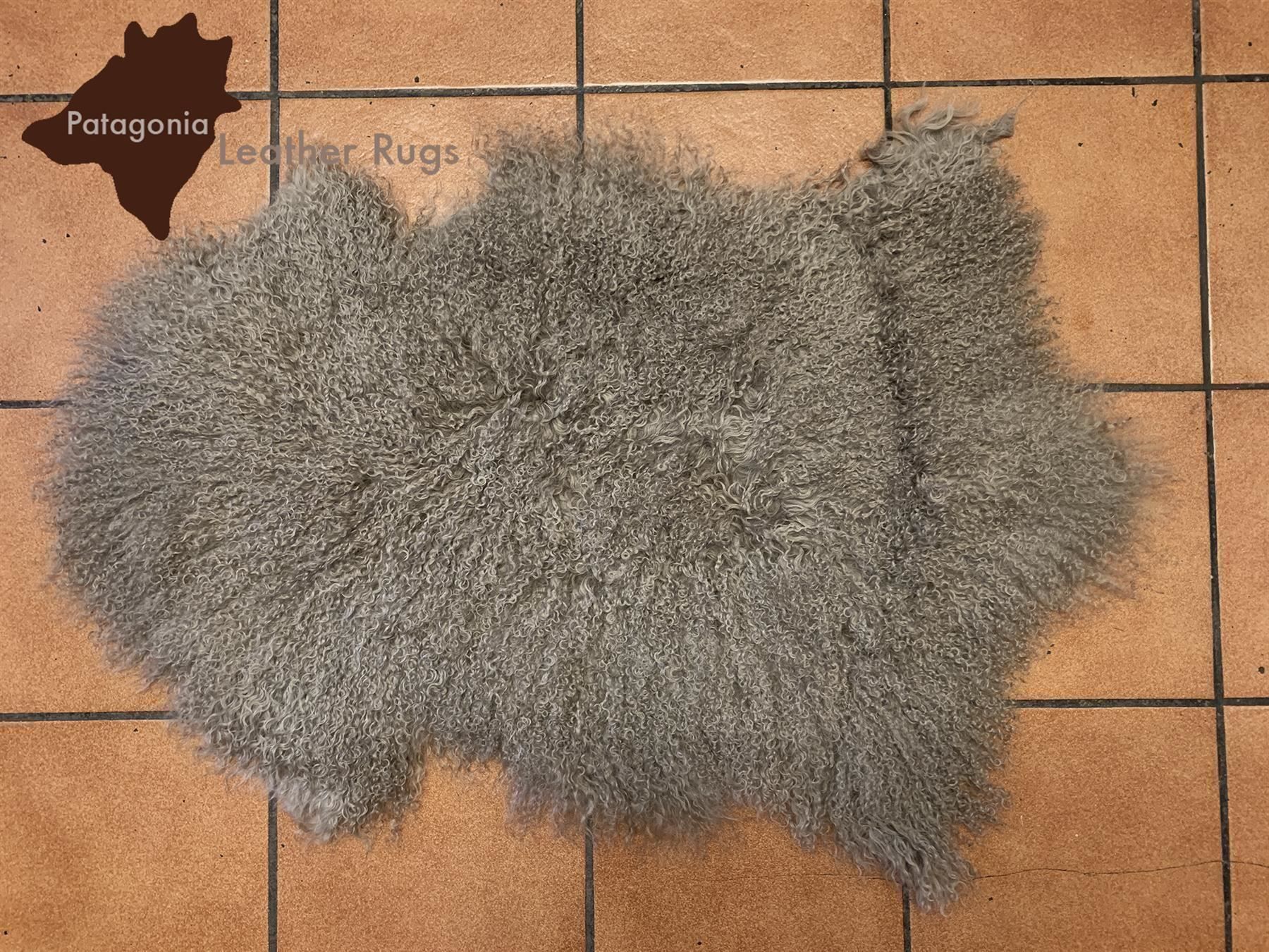 Teppiche: Tibetisches Schafell Haarlänge Locken – Neu und originalverpackt aus Arbedo von patagonialeatherrugs 2