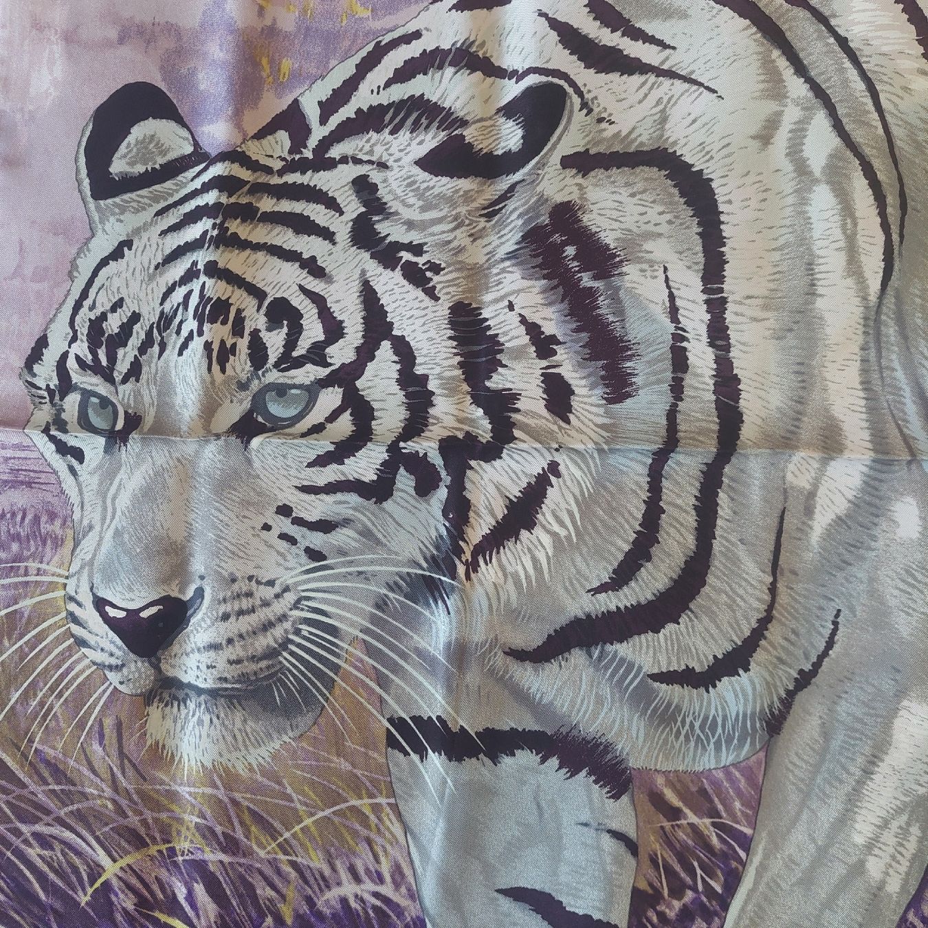 Hermès Foulards, Tücher & Schals: Hermès Carré Tigre du Bengale – Gebraucht aus Genève von s_t_z8jl 1