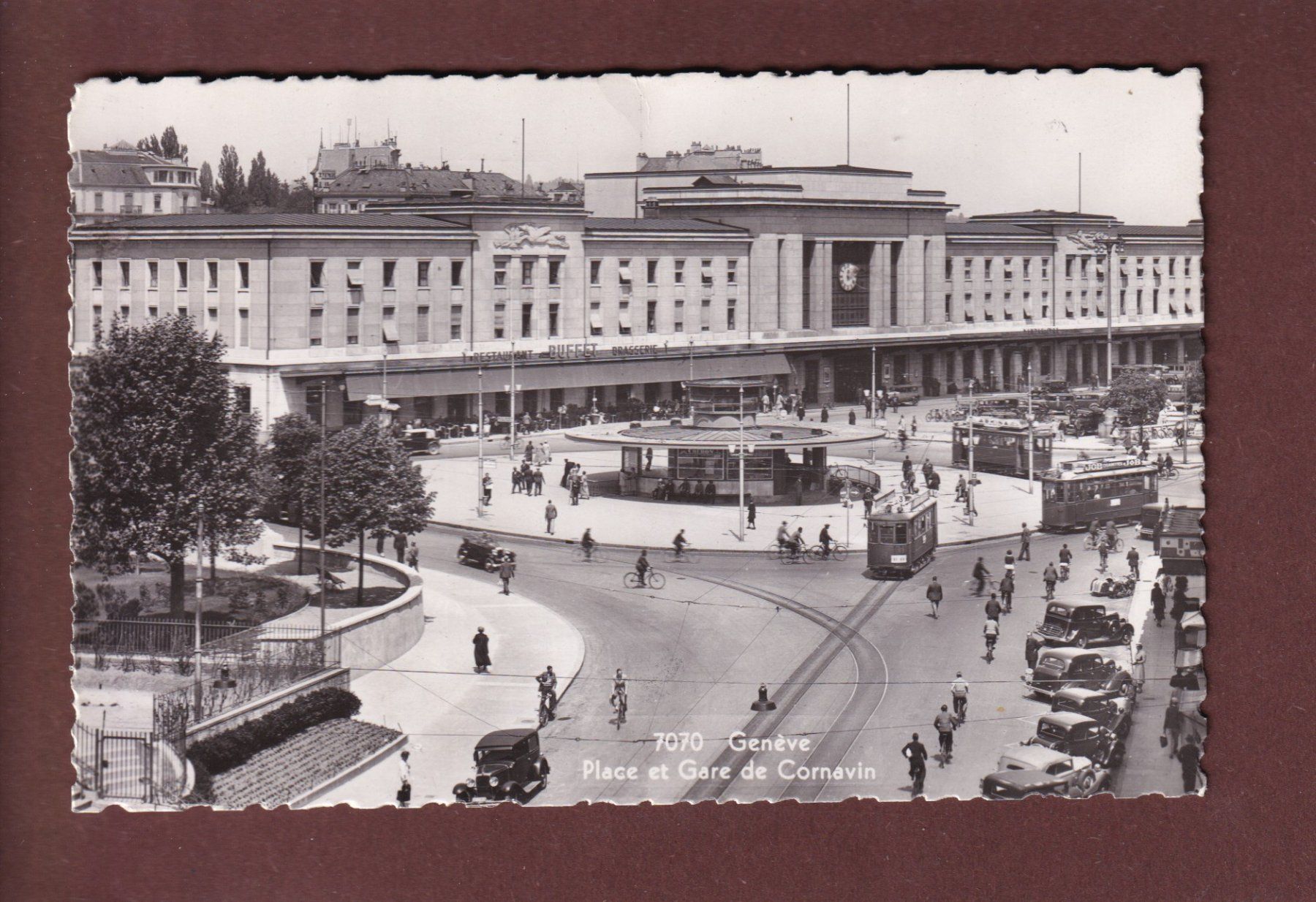 Cartoline postali: GENEVE - Place et Gare Cornavin - Tram - 1946 – Usato da Pully venduto da nicecards