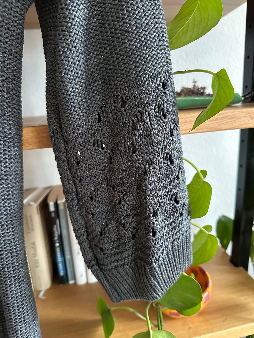 H&M Vestiti: Graues Strickkleid von H&M – Usato da Zürich venduto da Honeyboo 1