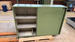 Stahlschrank mit Schiebetür und Fächern gebraucht