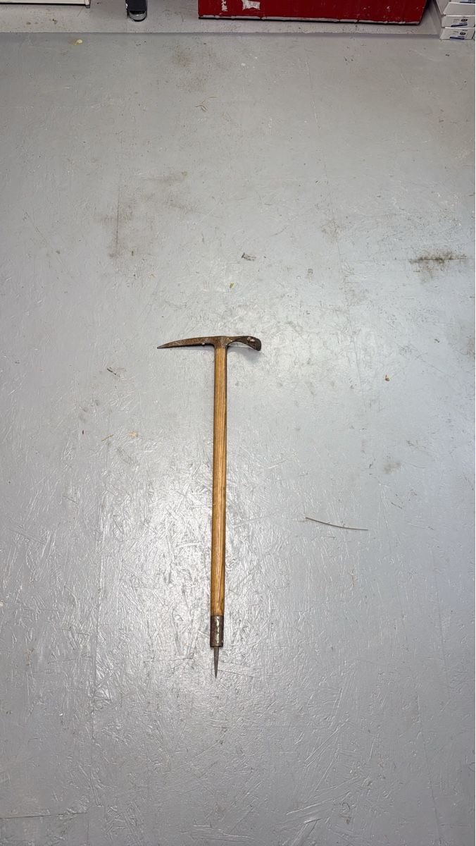 Matériel de grimpe: Pickaxe wooden handle, metal head, old item – D'occasion à Däniken SO par pet_hv5v