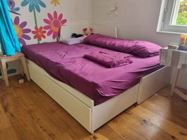 Schönes Ausziehbett mit Schubladen (und Matratzen)