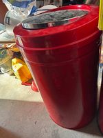 2 conteneurs/récipients rouges pr stocker/poubelles/plantes