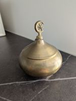 Petite boîte métallique avec étoile et lune