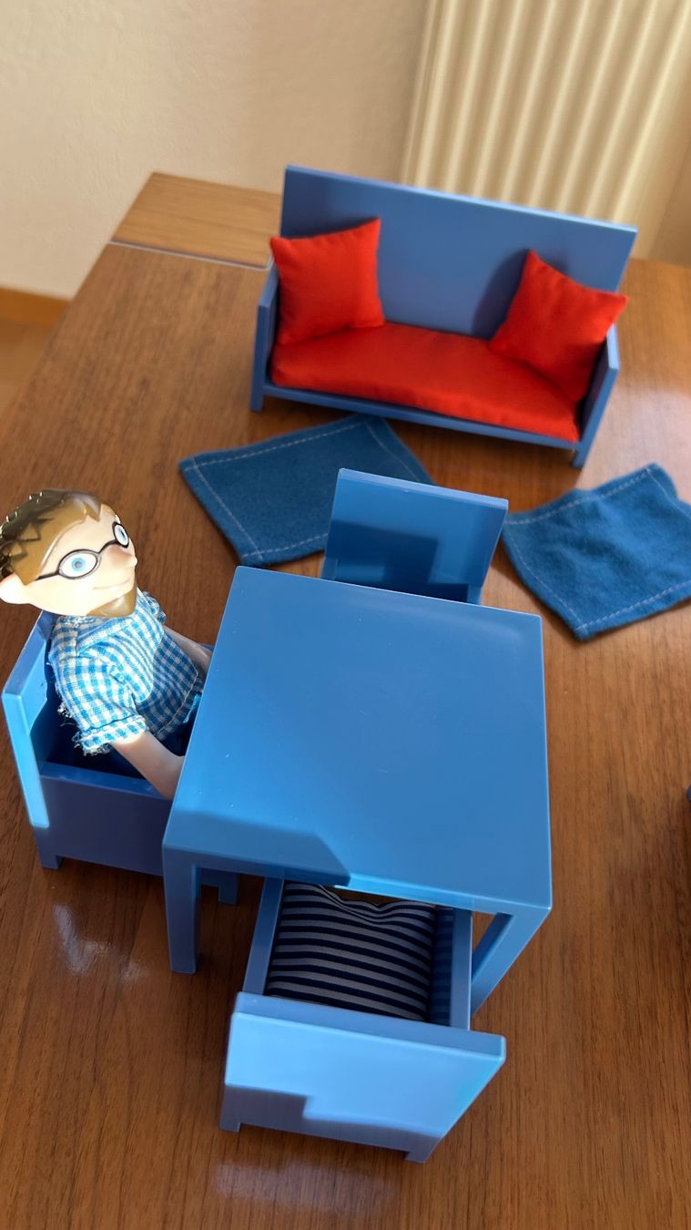Ikea Case e mobili per bambole: IKEA Puppenhaus Möbel Set mit Figuren – Usato da Müllheim Dorf venduto da jeney9 7