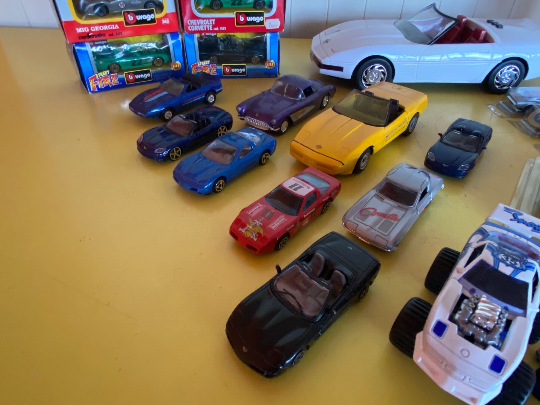 Chevrolet Voitures modèles: Collection de 40 Chevrolet Corvette diverses échelles – D'occasion à Bonfol par zagato43e 4