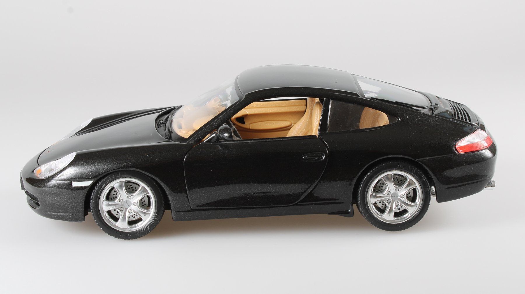 Bburago Modellautos: Porsche 911 Carrera 4  996 schwarz – Gebraucht aus Gossau SG von mifab 2