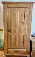 Alter Holzschrank
