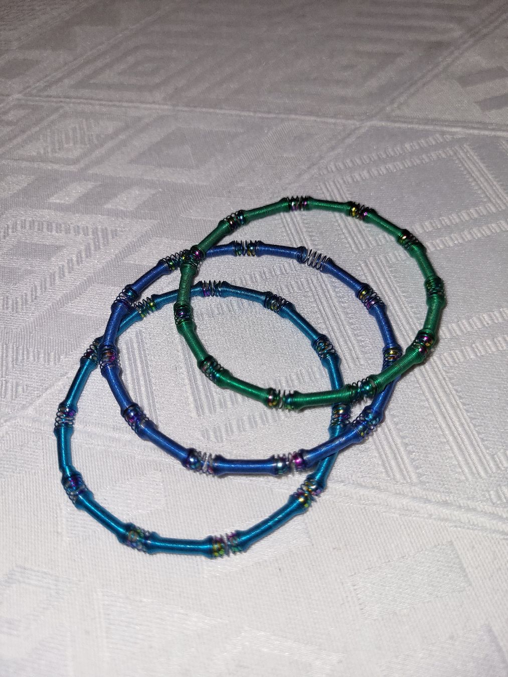 Bracciali & Braccialetti: 3er Set Armbänder, Draht und Perlen, Durchmesser 5.5 cm – Usato da Winterthur venduto da GAM90
