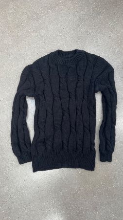 schwarzer Strickpullover