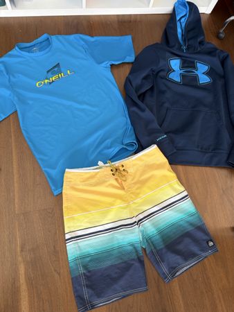 Kleiderpaket Badeshirt Grösse M Under Armour Hoodie Grösse M