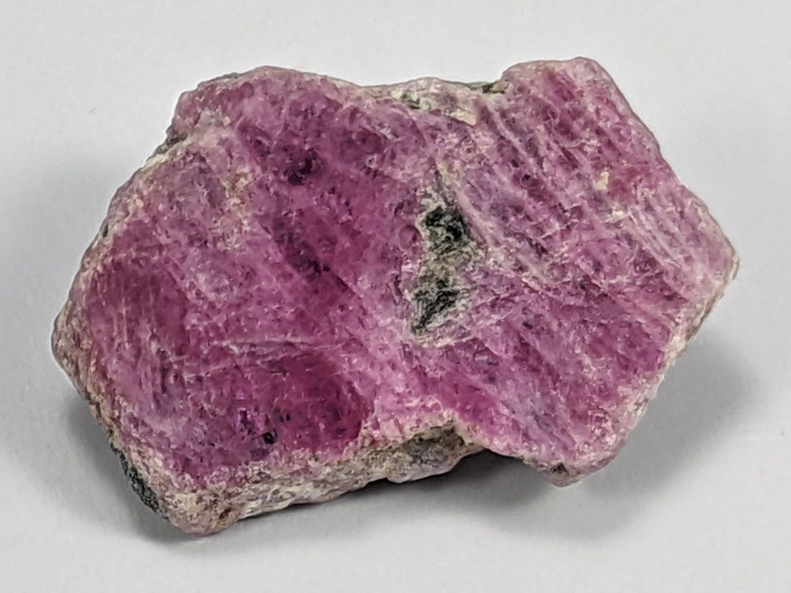 Minerali & Pietre curative: Rubin Rohstein 26mm, 19.75ct – Nuovo e nell'imballaggio originale da Meilen venduto da StoneGarden