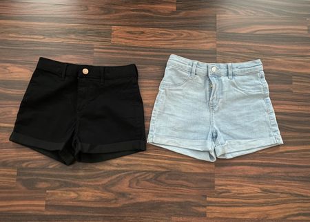 2 kurze Jeanshosen (schwarz und hellblau)
