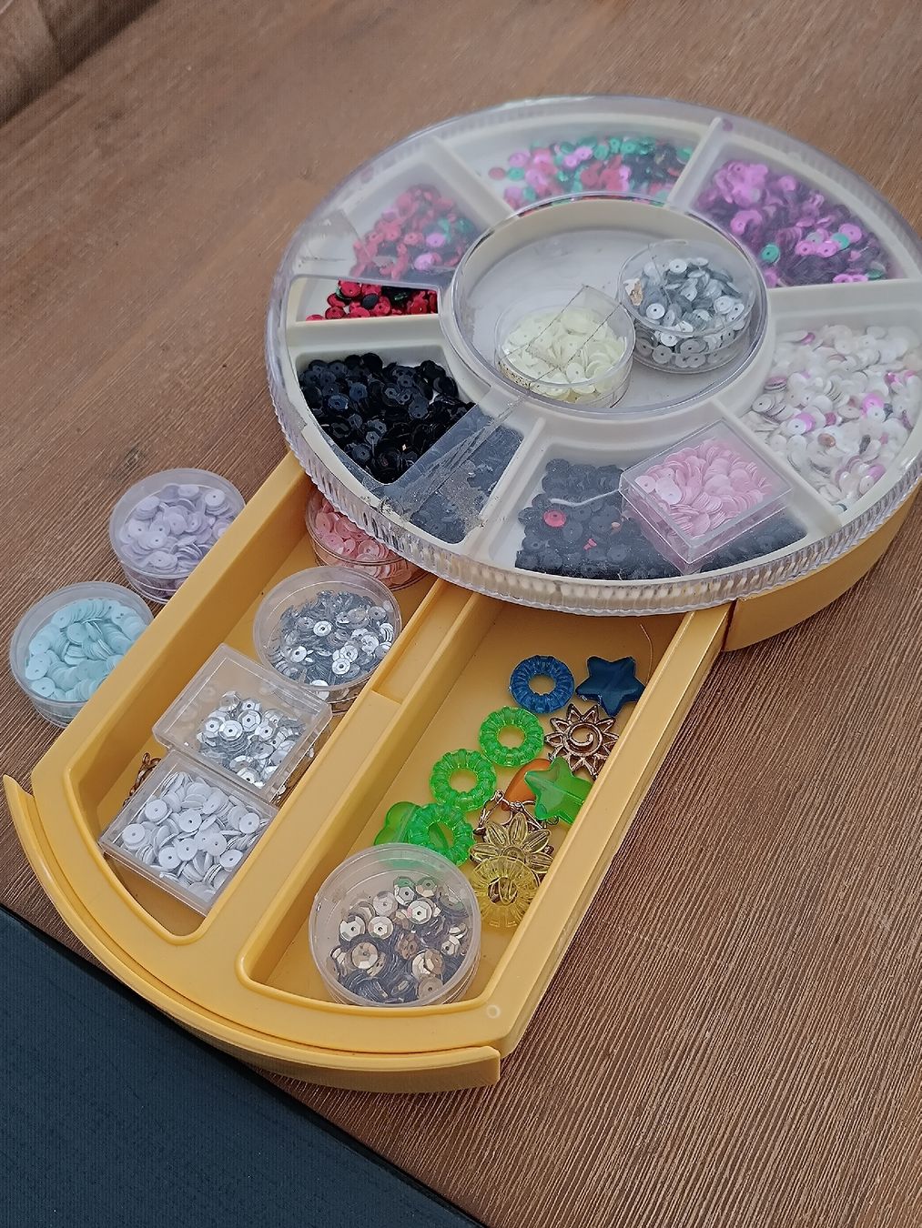 Kit bricolage: Bastelperlen-Set, Pailletten, Bastelmaterial – Usato da Oensingen venduto da jes_55lt 1
