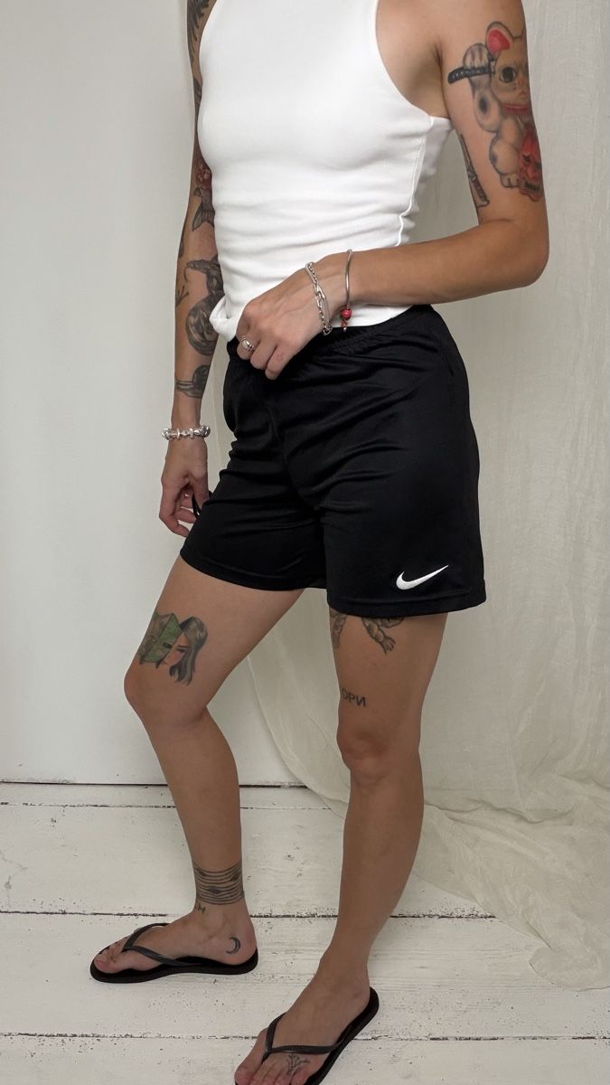 Nike Pantalons: Nike black shorts with white swoosh  – D'occasion à Knonau par Grapesvintage 4